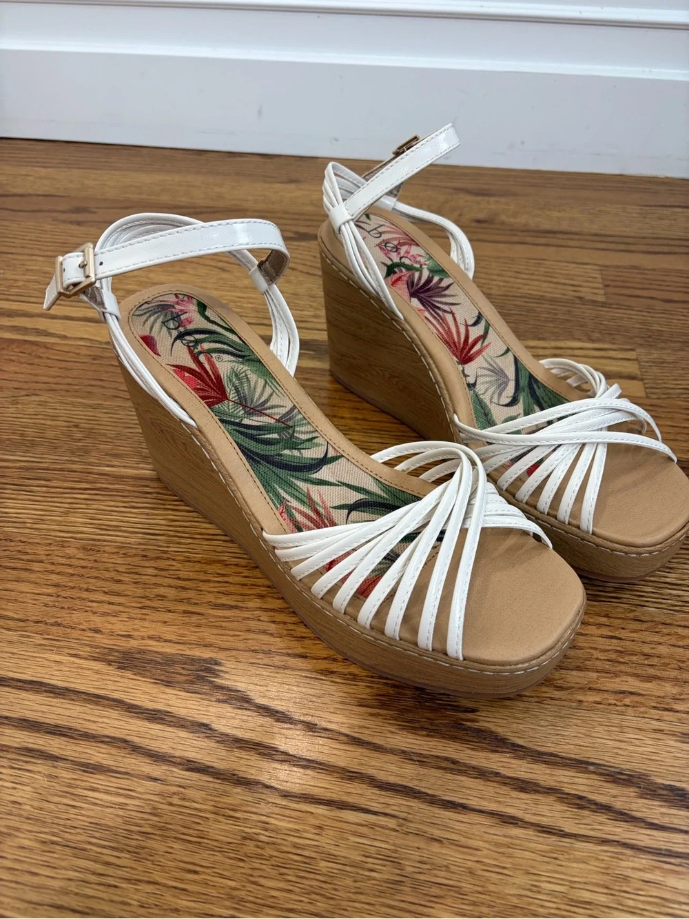 NWOB b.ø.c. Catalina White Wedge Sandals (10)